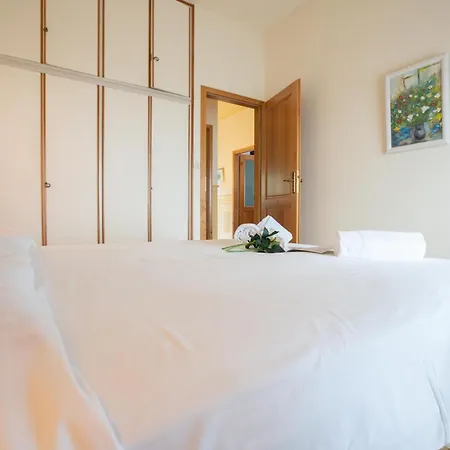 Paradiso Al Mare Shared Pool - Happy Apartment
