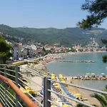 아파트 Paradiso Al Mare Shared Pool - Happy 디아노마리나
